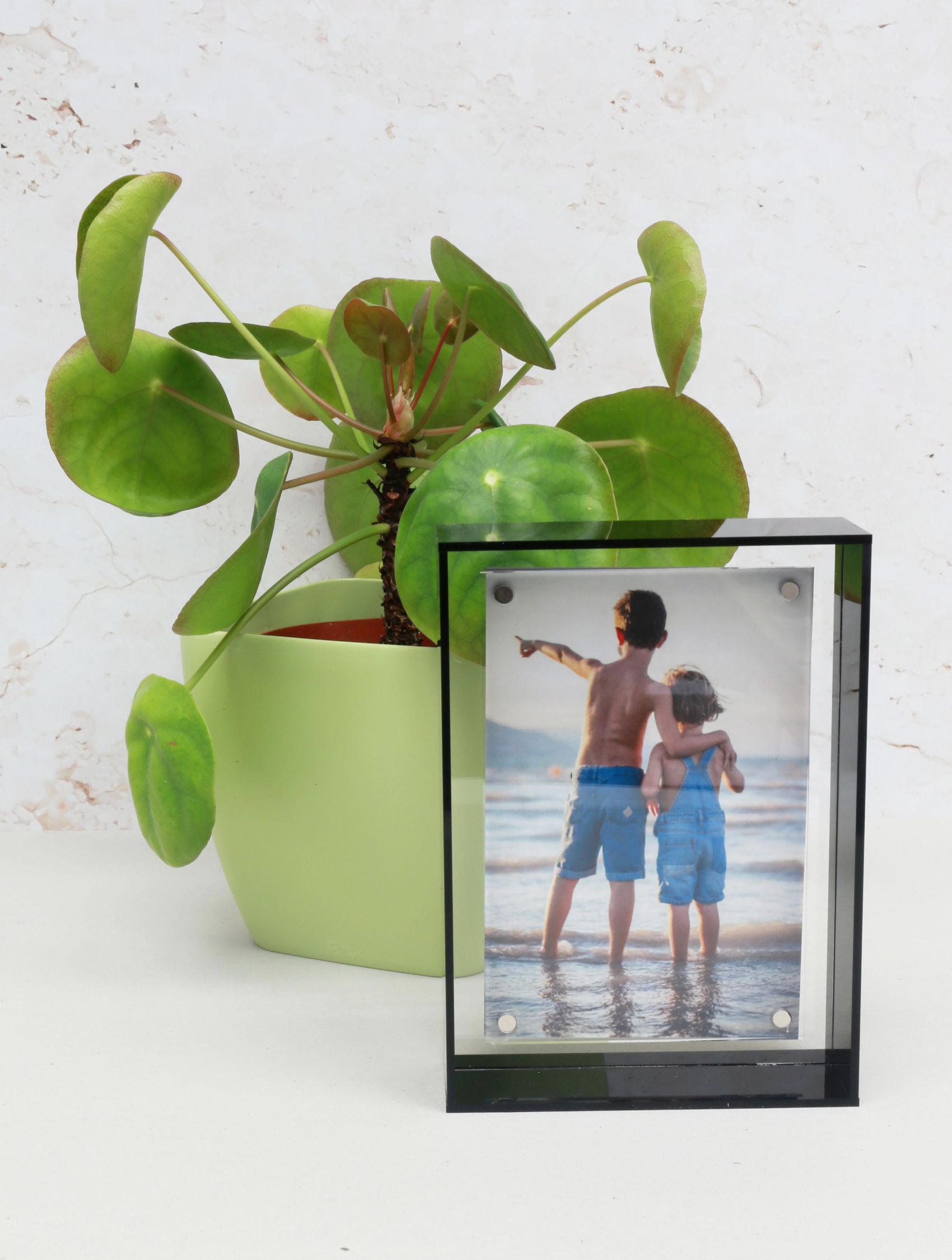 Acrylglasrahmen mit schwebendem Fotoeffect - schwarz