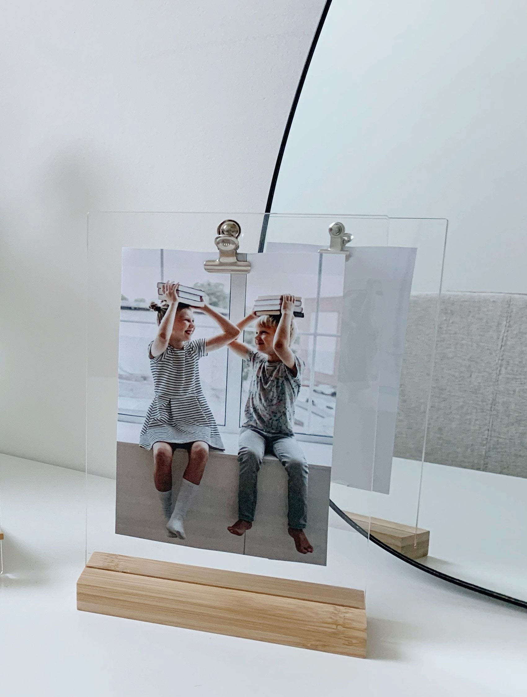 Bilderrahmen aus Kunststoff m. Clip+Aufsteller aus Naturholz